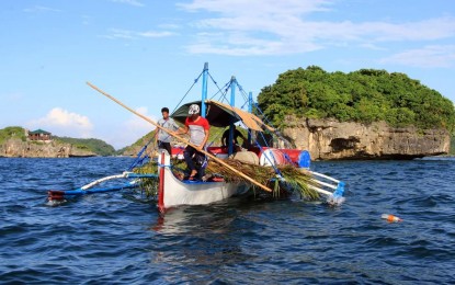 <p>INSTALLATION OF PAYAOS. Government officials and barangay officials set sail to put the 35 units of 'payao' in the boundaries of Hundred Islands National Park on Monday (September 10). <em>(Photo courtesy of Mayor Arthur Celeste's facebook page) </em></p>