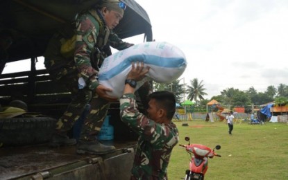 <p><strong>AID.</strong> Soldiers unload relief goods during distribution of aid to displaced families in Barangay Tukanalugong, Datu Abdullah Sangki, Maguindanao, following a string of clashes between two armed groups the past several days. <em>(Photo by the Army’s 1st Mechanized Battalion).</em></p>