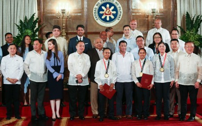 <div><strong>ASIAN GAMES GOLD MEDALISTS. </strong>President Rodrigo R. Duterte poses for a photo with the gold medalists in the recently concluded 18th Asian Games, officials of the Philippine Sports Commission and Philippine Olympic Committee, and some members of the President's cabinet during the awarding of incentives to the top performing athletes at the Rizal Hall in Malacañan Palace on September 12, 2018. <em>(Presidential Photo) </em></div>