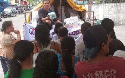 <p><strong>'TAGPUAN' OUTLET.</strong> Some of the indigent residents of Barangay Banago in Bacolod City buying up to two kilograms of NFA rice each from the 'tagpuan' outlet set up in front of the barangay hall on Thursday (September 13, 2018). <em>(Photo by Erwin P. Nicavera)</em></p>
<p> </p>