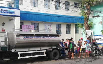 <p>Laoag residents line up for water. (Photo by Fanny Miguel)</p>