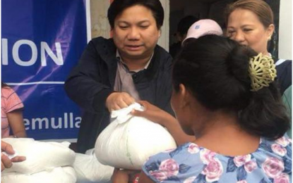 <p><strong>NO CASUALTY</strong>. Noveleta, Cavite town Mayor Dino Reyes Chua  distributes relief goods to affected residents of flood-prone and low-lying Barangay San Rafael IV at the height of Typhoon Ompong on Sept. 15, 2018. <em>(Photo by Dennis Abrina)</em></p>
<p> </p>