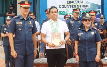 <p><strong>NEW BPPO PROGRAMS LAUNCHED.</strong> Bulacan Vice Governor Daniel Fernando receives a plaque of appreciation as guest of honor during the launching of "Oplan Counter Strike" and "Eco-Police" from Supt. Froilan Uy, Bulacan Provincial Police Office Deputy  Director for Administration (left) and Supt. Jacqueline Puapo, Deputy Director for Operation (right) on Monday, Sept. 17, 2018. <em>(Photo by Manny Balbin)<strong>  </strong></em></p>