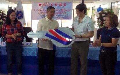 <p><strong>PRC REGIONAL OFFICE IN ROSALES. </strong>Abono Partylist Representative Conrado Estrella III (second from right) turns-over to PRC Commissioner Jose Cueto, Jr. a symbolic key after the blessing and inauguration of the two-storey PRC Building, located at the Government Center at barangay Carmay, Rosales town, on Friday. <em>(Photo by Liwayway Yparraguirre) </em></p>