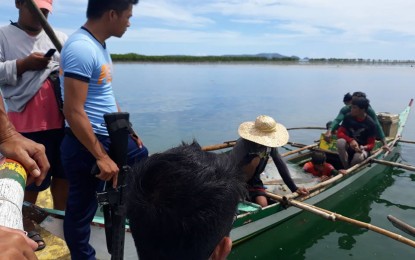 <p><strong>CAMPAIGN VS. ILLEGAL FISHING. </strong>A police officer arrests illegal fishers in Lapinig, Northern Samar. <em>(Photo courtesy of Lapinig PNP)</em></p>
