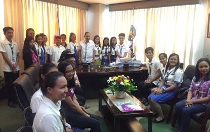 <p>Recipients of the "Iskolar ng Bayan" program of the provincial government pay a courtesy call before Iloilo Governor Arthur Defensor on Thursday (Sept. 20, 2018). <em>(Photo by Cindy Ferrer) </em></p>