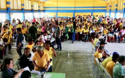 <p><strong>CASH GRANT.</strong> Some 166, 520 indigent elderly from Western Visayas receive their one time cash grant under the unconditional cash transfer program of the Department of Social Welfare and Development (DSWD) on Friday (September 21, 2018). <em>(Photo courtesy of  DSWD 6)</em></p>