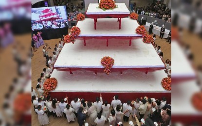 43 couples, guests feast on P1.3-M giant wedding cake 