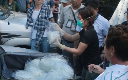 <p><strong>WAR ON DRUGS. </strong> Authorities inspect one of the recent drug hauls amid the Duterte administration’s campaign against illegal drugs that continued to get ‘excellent’ rating. The 2nd quarter Social Weather Stations survey showed that eight of 10 Filipinos support the war on drugs.  <em>(File photo)</em></p>