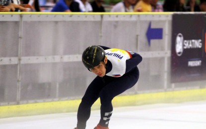 <p><strong>READY.</strong> Kevin Villanueva in action during practice session at the SM Megamall Ice Skating Rink in Mandaluyong City on Tuesday. Villanueva is one of the participants in the Philippine Open Short Track Championships set on Thursday at the same venue. <em>(PNA photo by Jess Escaros)</em></p>