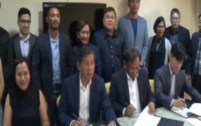 <p><strong>USD 1-B INVESTMENT.</strong> Emmanuel Pineda, chairman of Freeport Area of Bataan and Virgilio Pagulayan, president of The BizLink, Phils., sign a memorandum of agreement on the Korean firm's USD1<br />billion investment on Wednesday, Sept. 26, 2018.<em> (Photo by Ernie Esconde)</em></p>