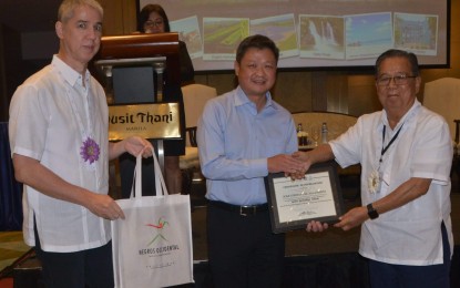<p><strong>CERTIFICATE PRESENTATION.</strong> Negros Occidental Governor Alfredo Marañon Jr. (right) and Vice Governor Eugenio Jose Lacson (left) present a token and a certificate of appreciation to Jose Emmanuel Jalandoni, senior vice president and head of Ayala Malls, one of the panelists during the 'Invest in Negros' Business Forum held at the Dusit Thani Hotel Manila in Makati City on Wednesday (September 26, 2018). <em>(Photo courtesy of Richard Malihan/Negros Occidental Capitol PIO)</em></p>
<p><em> </em></p>
<p><em> </em></p>