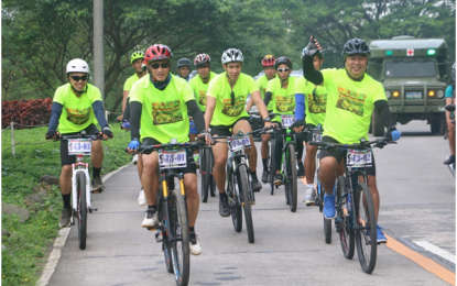 <p><strong>BIKE FOR PEACE</strong>. Soldiers and civilians show their winning form in the 40-kilometer “Bike for Peace” race on Saturday (Sept. 29, 2018) from the headquarters of the 80th Infantry Battalion in Baras, Rizal to Camp General Mateo Capinpin, Tanay Rizal. The race was hosted by the Philippine Army’s 2nd Infantry “Jungle Fighter” Division (2ID), led by its commander Major General Rhoderick M. Parayno. <em>(Photo courtesy of 2ID-PAO)</em></p>