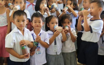 <p><strong>MILK IN SCHOOL.</strong> Kindergarten pupils of Kidapawan City Pilot Elementary School simultaneously drink “choco milk” as part of the  feeding program launched by the city government. <em>(Photo courtesy of Kidapawan – CIO)</em></p>