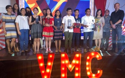 <p><strong>CHAMPS.</strong> The winners in the elementary and secondary categories of the 6th Victorias Milling Company (VMC) Inter-School Art Competition strike a pose with the judges.<em> (Photo by Boy Pilonggo)</em></p>