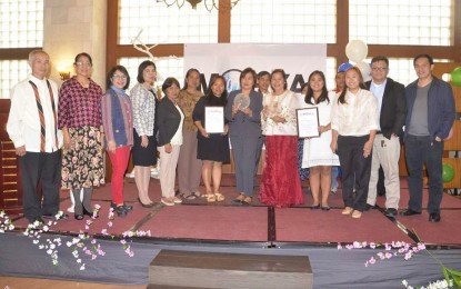 <p><strong>WINNERS</strong>. The two families- Sevilleja’s of Abra (group on the right) and the Saib-o (left), were chosen as 2018 Model OFW Year Award (MOFYA)  by Ovearseas Workers Welfare Administation Cordillera. Regional Director Manuela Peña (4<sup>th</sup> from left) and members of the screening committee joined the families during the awarding ceremony at Paragon Hotel in Baguio City on Friday (October 5, 2018). <em> (Carlito Dar/PIA-CAR)</em></p>