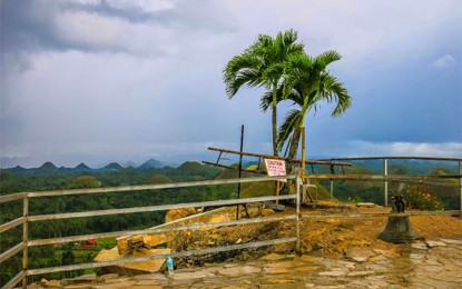 <p><strong>VIEW DECK.</strong> The Chocolate Hills viewing deck in Carmen, Bohol needs to undergo repair works after sustaining some damage during the great earthquake in the province on Oct. 15, 2013. (<em>Photo courtesy of Mike Raquel</em>)</p>