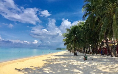 <p><strong>RELAXED REQUIREMENTS</strong>. The island of Boracay will soon accept fully vaccinated individuals without needing to secure a negative reverse transcription-polymerase chain reaction (RT-PCR) test result. The relaxing of requirements is expected to help revive the island’s tourism industry, Aklan Governor Florencio T. Miraflores said on Friday (Oct. 22, 2021). <em>(PNA file photo)</em></p>