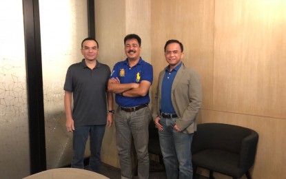 <p><strong>PNP OFFICIALS MEET CHED OIC. </strong>National Capital Region Police Office (NCRPO) head Police Director Guillermo Eleazar (left) and PNP Public Information Office (PIO) head Chief Supt. Benigno Durana (right) pose for a photo with Commission on High Education (CHED) officer-in-charge Dr. Prospero De Vera shortly after their meeting on Saturday (Oct. 6, 2018). <em>(Photo courtesy: PNP-Public Information Office)</em></p>