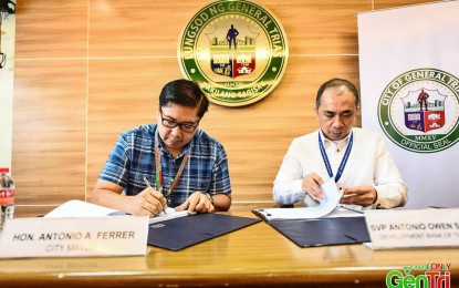 <p><strong>DBP TIEUP</strong>. General Trias City Mayor Antonio A. Ferrer (left) and Development Bank of the Philippines Senior Vice President Antonio Owen S. Maramag (right), signs the partnership agreement on DBP’s Cash Management Solutions to promote efficiency in managing operating funds, increase productivity and realize cost savings for the city government and its constituents during the Feast of St. Francis of Assisi last Oct 4, 2018. <em>(Photo courtesy of General Trias LGU).</em></p>
