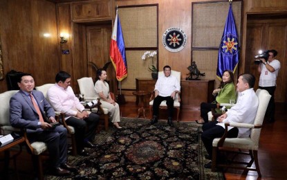 <p>President Rodrigo Duterte meets with Speaker Gloria Macapagal-Arroyo and other House leaders in Malacañang on Tuesday to discuss several legislative measures pending at the House of Representatives. <span data-ccp-props="{"201341983":0,"335559739":160,"335559740":259}"> <em>(Photo courtesy of Speaker Arroyo's Office)</em></span></p>
