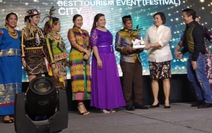<p>City Tourism Officer Regina Rosa Tecson (7 from left) receives the thrid prize for Best Tourism Event City for Kadayawan Festival 2017 during the Pearl Awards held in Cagayan de Oro City on October 5. <strong><em>Photo courtesy of CTO</em></strong></p>