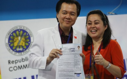 <p><strong>DR. ONG FOR SENATOR.</strong> Health and wellness advocate Dr. Willie Ong, accompanied by his wife Liza, presents his Certificate of Candidacy (COC) for senator in the 2019 midterm elections at the Commission on Elections (Comelec) main office in Intramuros, Manila on Thursday (Oct. 11, 2018). <em>(PNA photo by Avito C. Dalan)</em></p>