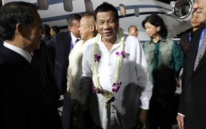 <p><strong>DUTERTE IN BALI.</strong> President Rodrigo R. Duterte shares a light moment with his reception party upon his arrival at the Ngurah Rai International Airport in Bali, Indonesia on October 10, 2018 for his participation in the Association of Southeast Asian Nations (ASEAN) Leaders’ Gathering set on October 11. <em>(Ace Morandante/Presidential Photo) </em></p>