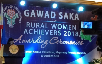 <p><strong>AWARDING.</strong> Department of Agriculture Undersecretary for High Value Crops and Rural Credit Evelyn G. Laviña, lauds farmers in the Bicol region for their continued contribution to food security and sustainability, during the Gawad Saka and Rural Women Achievers 2018 awarding ceremony, Oct. 10, 2018. <em>(Photo by Melissa Basmayor)</em></p>