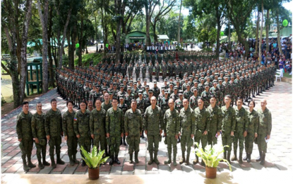 <p><strong>'OPEN COLLAR' RITE.</strong> Major General Rhoderick M. Parayno (center), commander of the Philippine Army’s 2nd Infantry “Jungle Fighter” Division (2ID) and military training officers join the class photo of the 246 candidate soldiers during their Recognition Day and Open Collar ceremony for the Candidate Soldier Course (CSC) Classes 562 and 563-2018 at Camp Gen. Mateo Capinpin in Tanay, Rizal on Oct. 11, 2018.  <em>(Photo courtesy of 2ID-DPAO)</em></p>