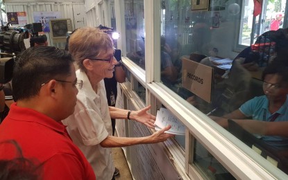 <p>Australian nun Patricia Fox files her reply to the deportation proceedings against her before Department of Justice in Manila. <em>(PNA photo by Benjamin Pulta)</em></p>