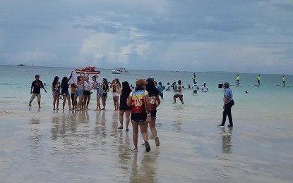 <p>Tourists in Boracay Island. </p>