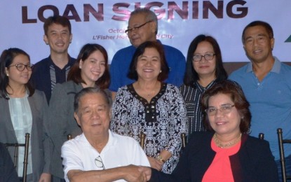 <p><strong>LOAN DEAL.</strong> Negros Occidental Governor Alfredo Marañon Jr. (seated, left) and Landbank First Vice President Elsie Fe Tagupa cap the signing of the P1.2-billion loan agreement with a handshake after the rites witnessed by Capitol department heads and other Landbank executives at L’ Fisher Hotel in Bacolod City on Monday, Oct. 15, 2018. <em>(Photo courtesy of Negros Occidental Capitol PIO)</em></p>
<p> </p>