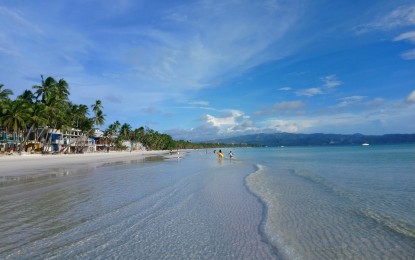 <p>World-famous island resort Boracay in Aklan province<em> (PNA file photo)</em></p>