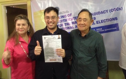 <p><strong>'TOFF" DE VENECIA SEEKS SECOND TERM. </strong>Pangasinan 4th District Representative Christopher de Venecia (center), together with his parents former Congresswoman Gina de Venecia and former Speaker of the House of Representatives Jose de Venecia Jr., presents his certificate of candidacy to newsmen on Monday. <em><strong>(Photo by Liwayway Yparraguirre) </strong></em></p>