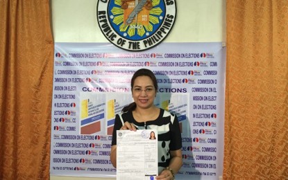 <p><strong>LAST TO FILE.</strong> Former Health Secretary Janette Garin poses for a photo holding her certificate of candidacy which she filed at the Comelec office in Iloilo on Wednesday (October 17, 2018). Garin is seeking  a seat in Congress for the 2019 elections.<em> (Photo by Cindy Ferrer)</em></p>