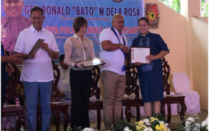<p><strong>OUTSTANDING COPS.</strong> Former Philippine National Police (PNP) chief Ronald “Bato” M. Dela Rosa (2nd from right) presents the awards to Laguna’s outstanding cops, local chief executives and barangay leaders during the “117th Police Service Anniversary” at the provincial police command headquarters in Camp Gen. Paciano Rizal, Sta. Cruz, Laguna on Oct. 16, 2018. <strong><em>(Photo courtesy of LPPO)</em></strong></p>