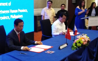 <p><strong>FRIENDLY RELATIONS.</strong> Governor Wilhelmino Sy-Alvarado of Bulacan province and Governor Xu Dazhe of Hunan province  in China sign the letter of intent on the establishment of  friendship between the two localities, in a ceremony held at the Sofitel Philippine Plaza Hotel in Manila on Tuesday, Oct. 16, 2018. <em>(Photo by Manny Balbin)</em></p>