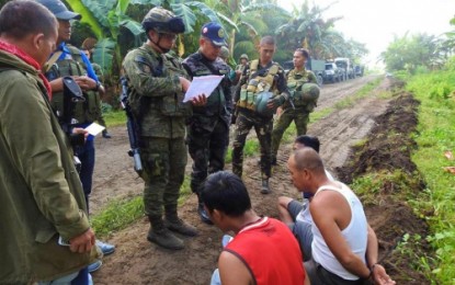 <p><strong>CAUGHT.</strong> Lieutenant Colonel Harold Cabunoc (left), Army’s 33rd Infantry battalion commander, and Criminal Investigation and Detection Group – Autonomous Region in Muslim Mindanao chief Senior Supt. James Gulmatico, (right) both questions the four suspected members of the Bangsamoro Islamic Freedom Fighters arrested during a raid Wednesday (Oct. 17, 2018) in General Salipada K. Pendatun, Maguindanao. <em><strong>(Photo courtesy of 6ID)</strong></em></p>