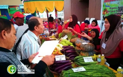 <p><strong>ORGANIC PRODUCTS.</strong> Officials of the Department of Agriculture and Fisheries in the Autonomous Region in Muslim Mindanao evaluate farm products of farmers from across the region grown through organic farming methods at the sidelines of the ARMM Organic Agriculture Congress held in Cotabato City. <em><strong>(Photo courtesy of the Bureau of Public Information - ARMM)</strong></em></p>