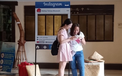 <p><strong>YOUTH EXCHANGE. </strong>A Filipino and Chinese student-participants in the first ever China-Philippines Youth Friendly Exchange Program share a light moment during their visit at Bahay Tsinoy on Saturday. <em>(Photo by Hilda Austria) </em></p>