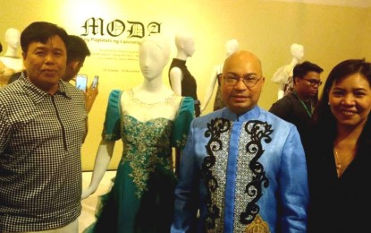 <p><strong>'MODA' OPENING.</strong> (From left) Maestro Ramon Santiago, De La Salle University–Dasmariñas Faculty Dr. Jesus Medina, and Museo De La Salle Director Cecille Torrevillas Gelicame grace the formal opening of ‘MODA: Ang Pagtatahi ng Lipunang Caviteño’ exhibit at the Museo De La Salle last Oct 19, 2018. <em>(Photo by Gladys S. Pino/PNA)</em></p>