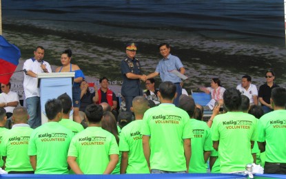 <p><strong>ENVIRONMENTAL LAW ENFORCERS.</strong> Philippine National Police (PNP) Director General Oscar Albayalde (left)  shakes the hand of Environment Secretary Roy Cimatu during the launch of the Kaligtasan at Kalikasan (Kaligkasan) volunteer program on Boracay Island. More than 100 Kaligkasan volunteers as environmental law enforcers were also presented on Friday (Oct. 26, 2018). <em>(Photo by Karen Bermejo)</em></p>