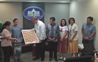 <p><strong>BIZ HELP.</strong> Department of Science and Technology Secretary Fortunato de la Peña presents the labeling products for Antonia’z Yema owned by Antonette Zabala, one of the recipients of DOST’s packaging and labeling assistance program, during the turnover ceremony held at the Iloilo City Hall, Oct. 25, 2018.<em> (Photo by Pearl G. Lena)</em></p>