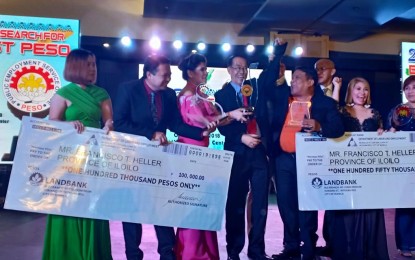 <p><strong>THREE YEARS IN A ROW.</strong> For three consecutive years, Iloilo province bags the best Public Employment Service Office  in the entire country. The awarding was held at SMX convention center in Davao City Friday night (October 26, 2018). <em>(Photo courtesy of Alimodian Mayor Geefre Alonsabe)</em></p>