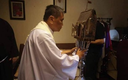 <p><strong>INCORRUPT HEART.</strong> Msgr. Julius Heruela venerates the heart relic of St. Padre Pio. <em>(Photo from Msgr. Julius Heruela)</em></p>