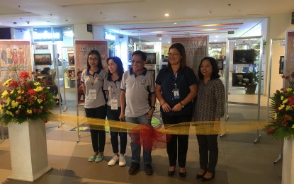 <p><strong>CELEBRATING IPs' MONTH.</strong> Officials of the National Commission on Indigenous Peoples and Philippine Information Agency open the photo exhibit on Indigenous Peoples (IP) and ethnic groups of Luzon as part of the Indigenous Peoples' Month celebration at the Ayala Mall here on Monday, Oct. 29, 2018. <em>(Photo by Connie Calipay)</em></p>
