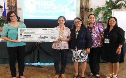 <p><strong>HELPING COOPERATIVES GROW IN PALAWAN.</strong> Officials of the <span id="fbPhotoSnowliftCaption" class="fbPhotosPhotoCaption" tabindex="0" data-ft="{"tn":"K"}"><span class="hasCaption">Coron School of Fisheries MPC receive PHP500,000 as loan from the provincial government of Palawan. <em>(Photo courtesy of Palawan Provincial Information Office)</em></span></span></p>