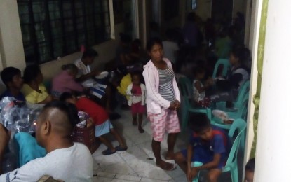 <p><strong>SAFER GROUNDS.</strong> Evacuees due to Typhoon Rosita are now temporarily staying at the Dilasag Municipal Hall in Dilasag town, Aurora province.  <em>(Photo by Jason de Asis)</em></p>