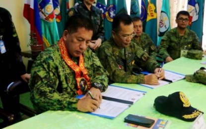 <p><strong>ALLIANCE.</strong> Chief Supt. Graciano Mijares, Police Regional Office – Autonomous Region in Muslim Mindanao director (left), and Maj. Gen. Cirilito Sobejana, Army’s 6th Infantry Division chief (right), signed Monday (Oct. 29, 2018) the joint implementation plan to stop bombings in ARMM and nearby areas. <em><strong>(Photo courtesy of 6th ID)</strong></em></p>